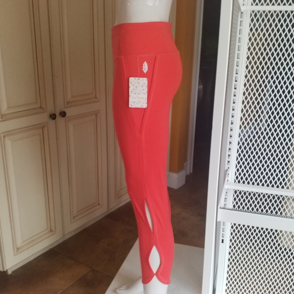 FREE PEOPLE Movement Infinity Cut Legging. NEW NWT